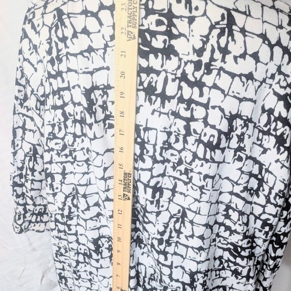 Northcrest Black and White Patterned Blouse - Picture 5 of 5
